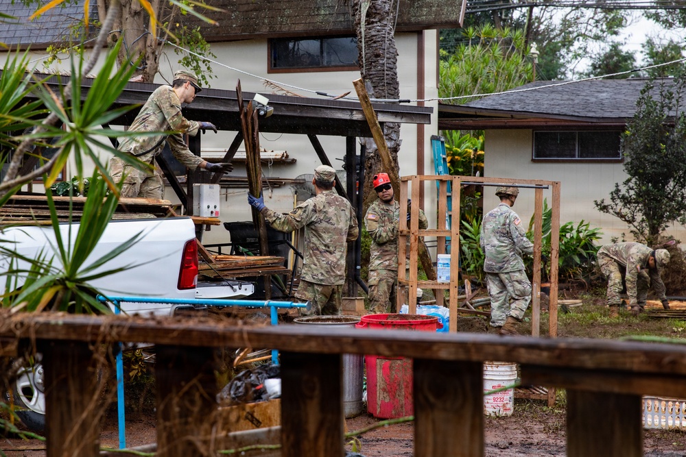 Hawaii National Guard assists Waialua residents with debris removal, water distribution