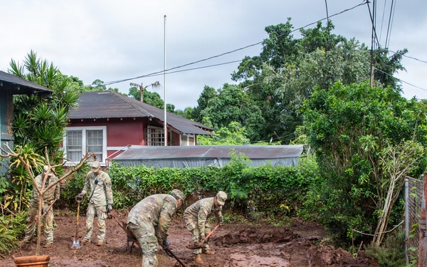 Hawaii National Guard assists Waialua residents with debris removal, water distribution