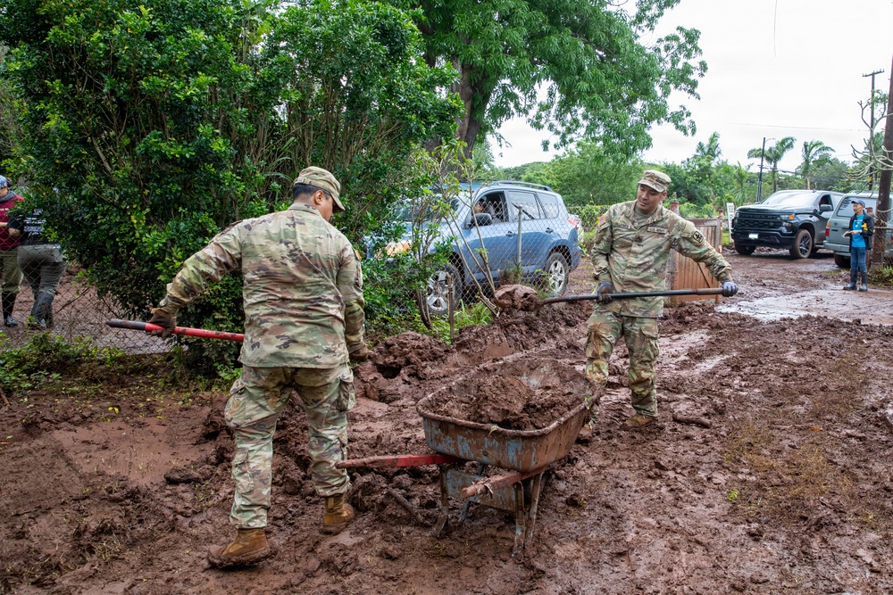 Hawaii National Guard assists Waialua residents with debris removal, water distribution