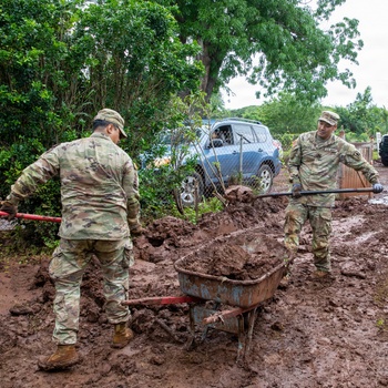 Hawaii National Guard assists Waialua residents with debris removal, water distribution