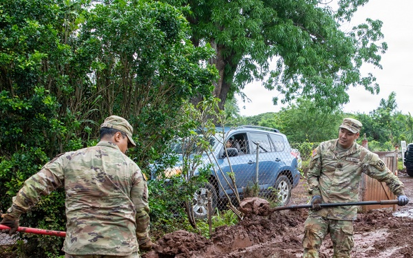 Hawaii National Guard assists Waialua residents with debris removal, water distribution