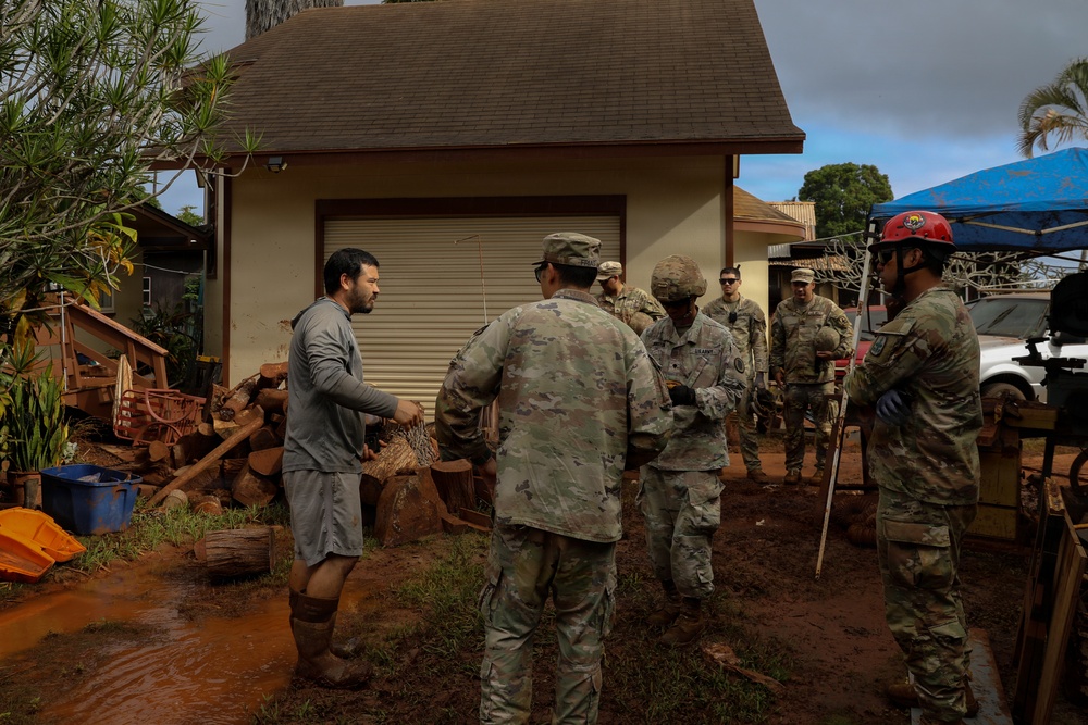 Hawaii National Guard assists Waialua residents with debris removal, water distribution