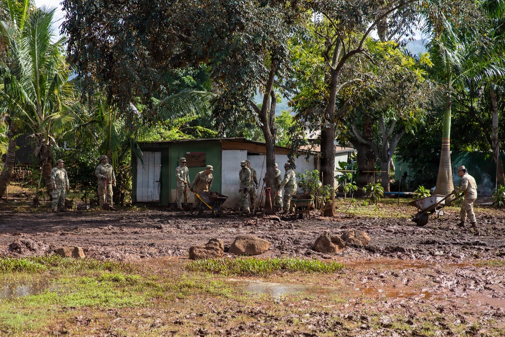 Hawaii National Guard assists Waialua residents with debris removal, water distribution