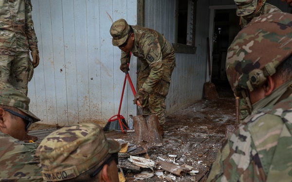 Hawaii National Guard assists Waialua residents with debris removal, water distribution