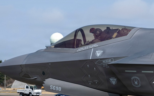 F35A Lightning IIs arrive at Misawa Air Base
