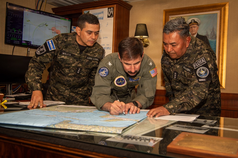 Nimitz Welcomes Distinguished Visitors from El Salvador