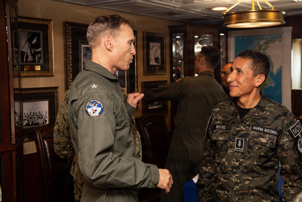 Nimitz Welcomes Distinguished Visitors from El Salvador