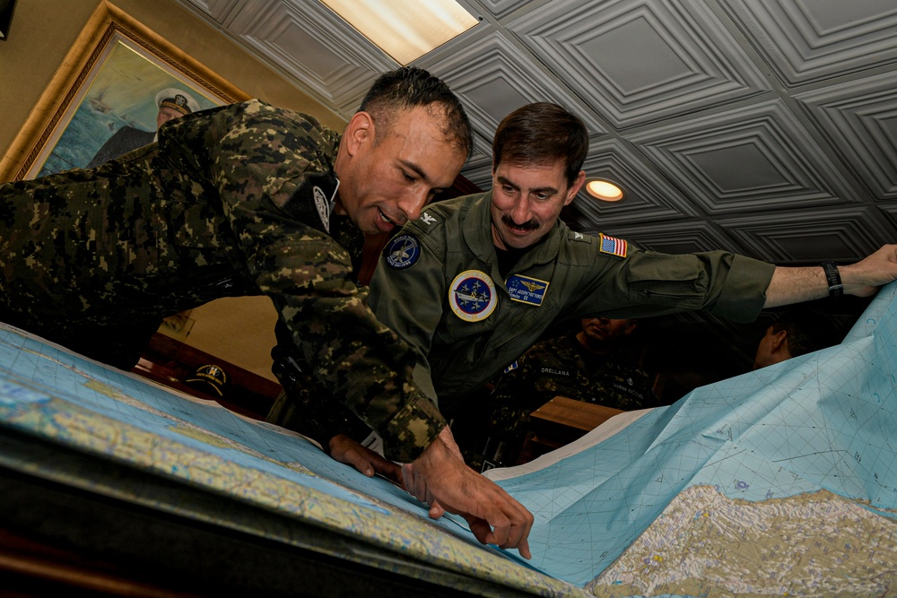 Nimitz Welcomes Salvadoran Guests