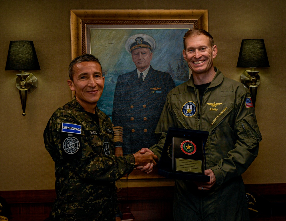 Nimitz Welcomes Distinguished Visitors from El Salvador