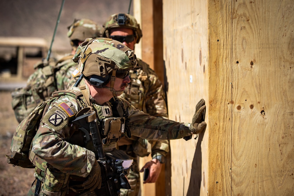 Task Force Seminole soldiers conduct combined arms live-fire exercise at Fort Bliss
