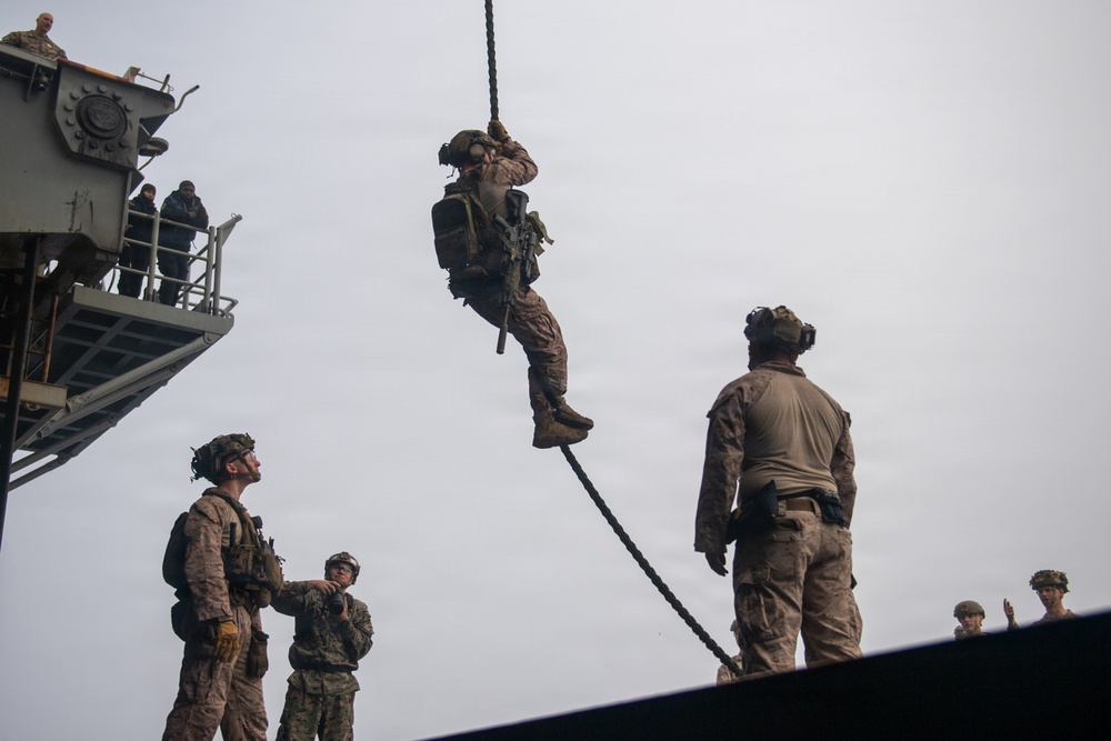 11th MEU Conducts Fast Rope Drills Aboard USS Boxer