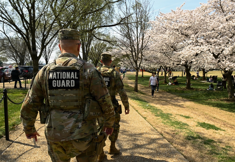 DCNG Commanding General visits JTF-DC Soldiers on the National Mall