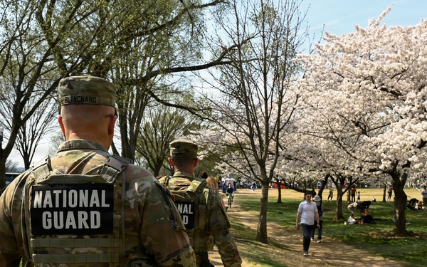 DCNG Commanding General visits JTF-DC Soldiers on the National Mall