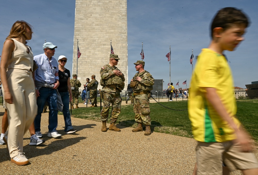 DCNG Commanding General visits JTF-DC Soldiers on the National Mall