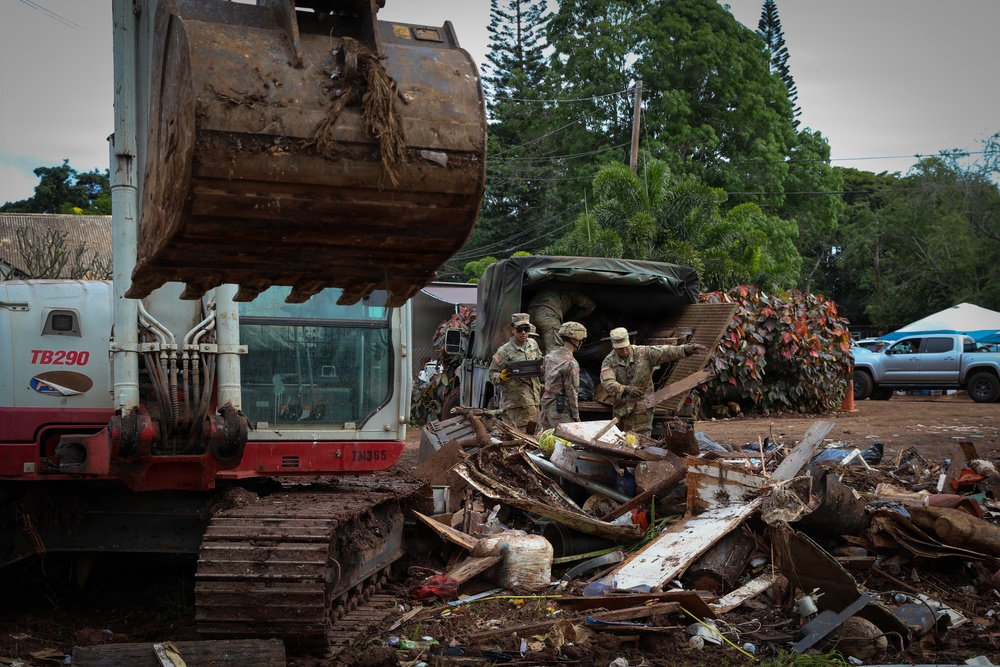 Hawaii National Guard assists Waialua residents with flood debris removal