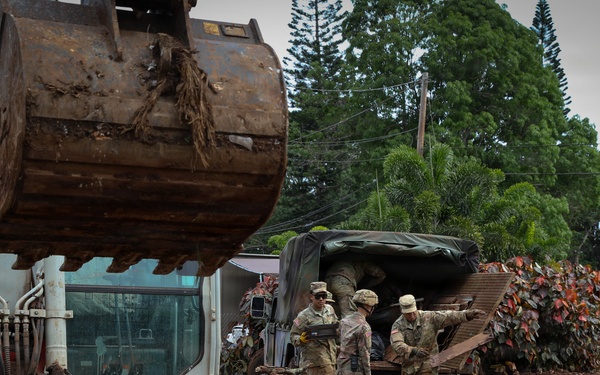 Hawaii National Guard assists Waialua residents with flood debris removal