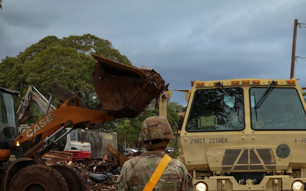 Hawaii National Guard assists Waialua residents with flood debris removal
