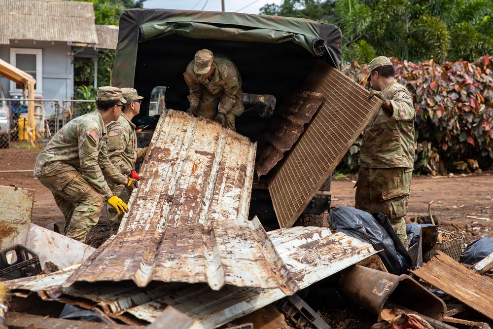 Hawaii National Guard assists Waialua residents with flood debris removal