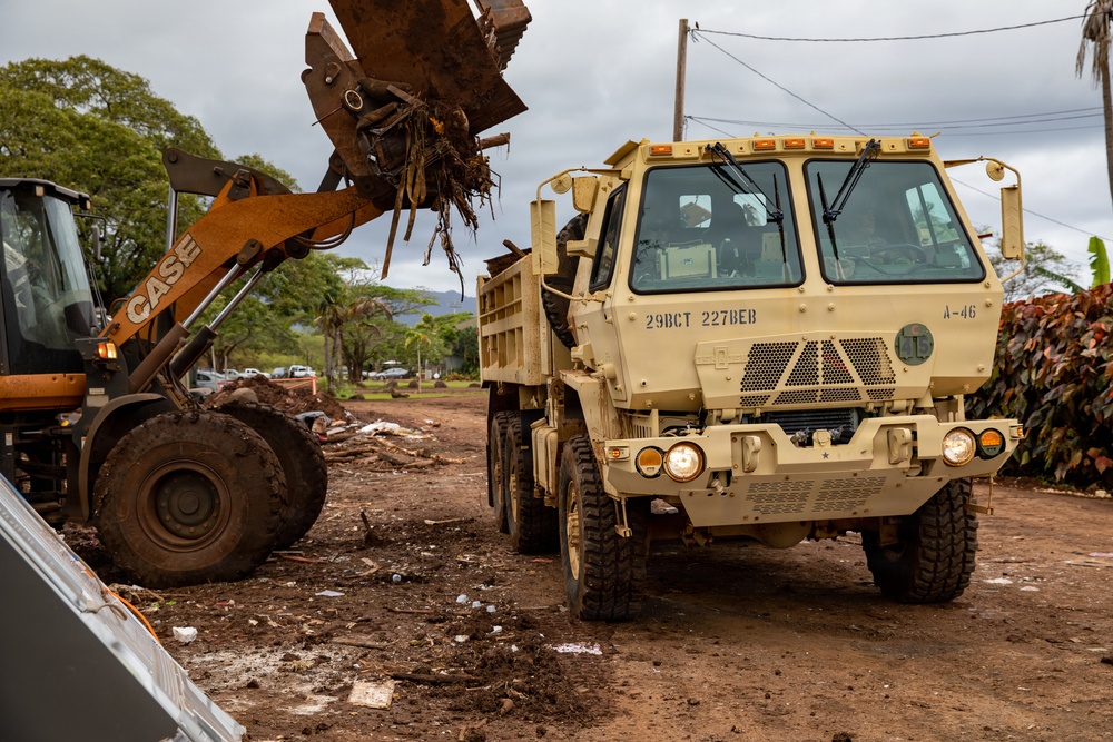 Hawaii National Guard assists Waialua residents with flood debris removal