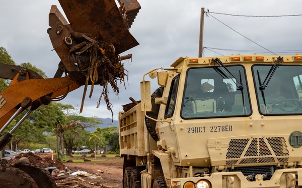 Hawaii National Guard assists Waialua residents with flood debris removal