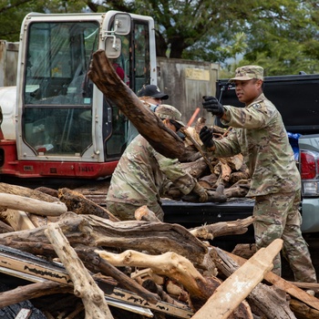 Hawaii National Guard assists Waialua residents with flood debris removal
