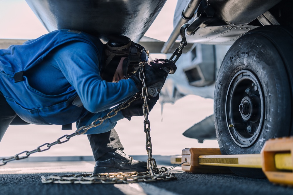 11th MEU Marines, Sailors conduct flight deck operations aboard USS Portland