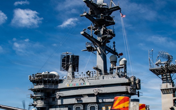 Panamanian Distinguished Visitors Observe Nimitz Flight Operations