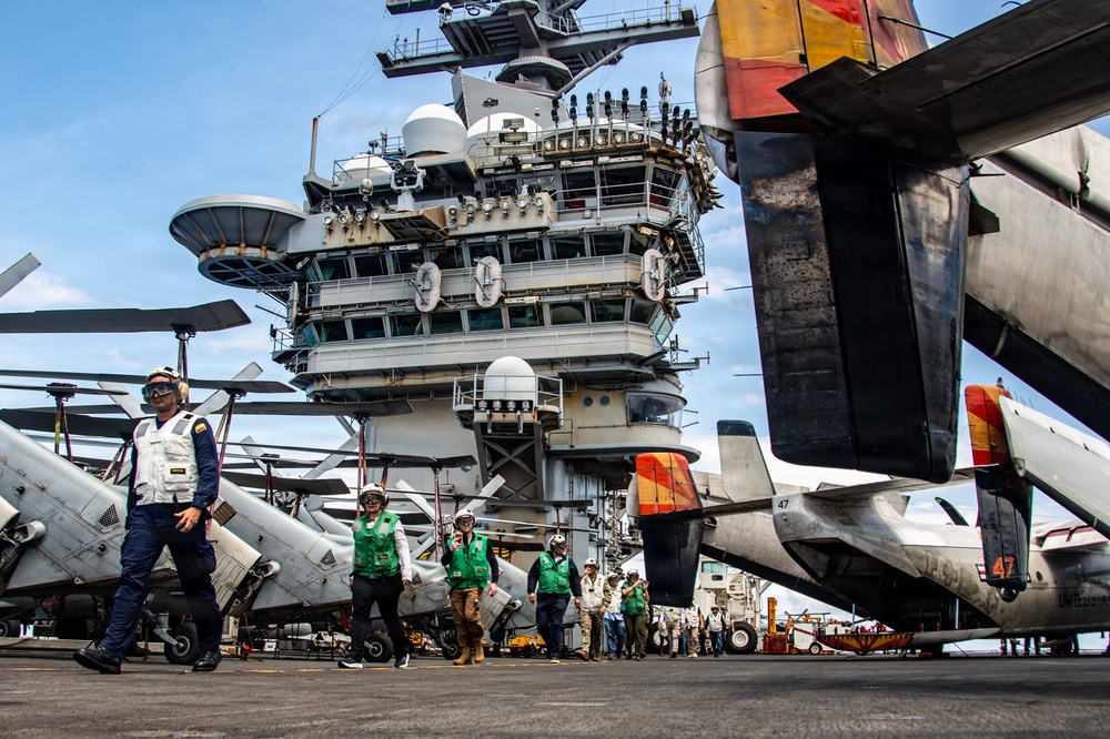 Panamanian Distinguished Visitors Observe Nimitz Flight Operations