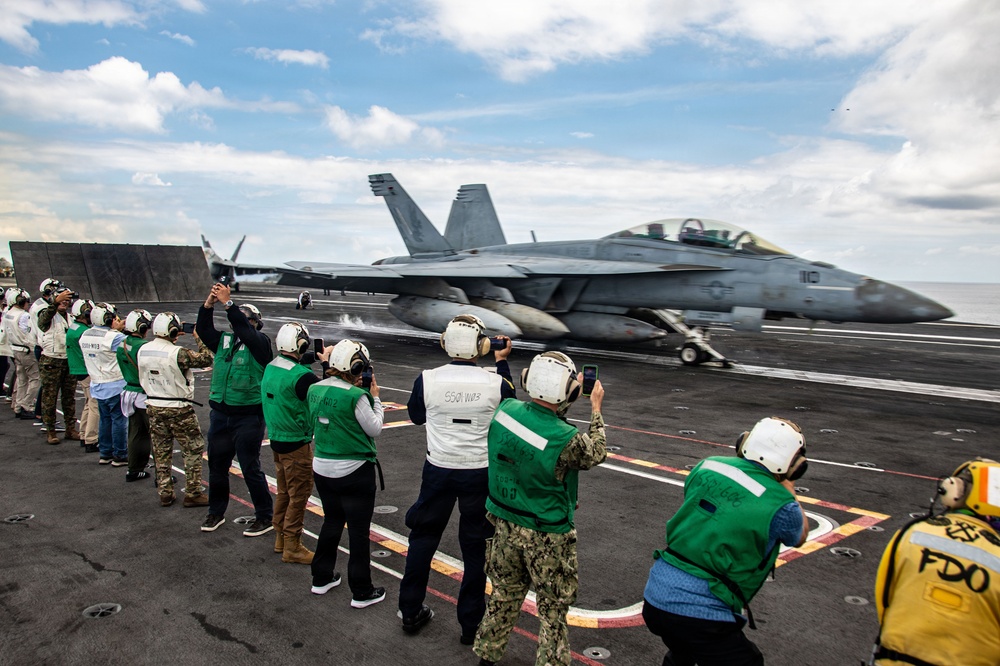 Panamanian Distinguished Visitors Observe Nimitz Flight Operations