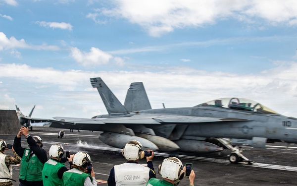 Panamanian Distinguished Visitors Observe Nimitz Flight Operations