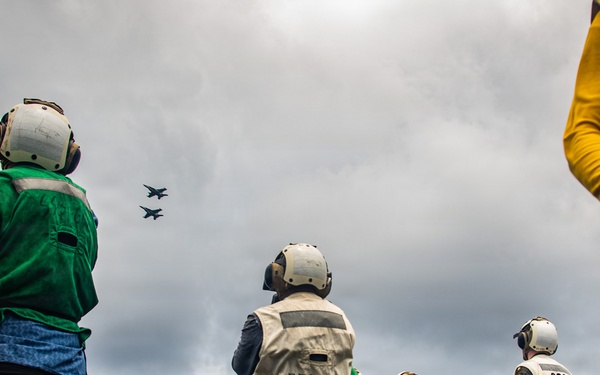 Panamanian Distinguished Visitors Observe Nimitz Flight Operations