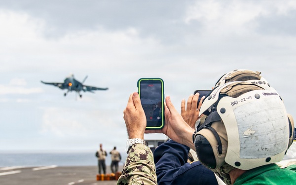 Panamanian Distinguished Visitors Observe Nimitz Flight Operations