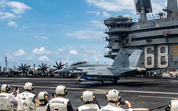 Panamanian Distinguished Visitors Observe Nimitz Flight Operations