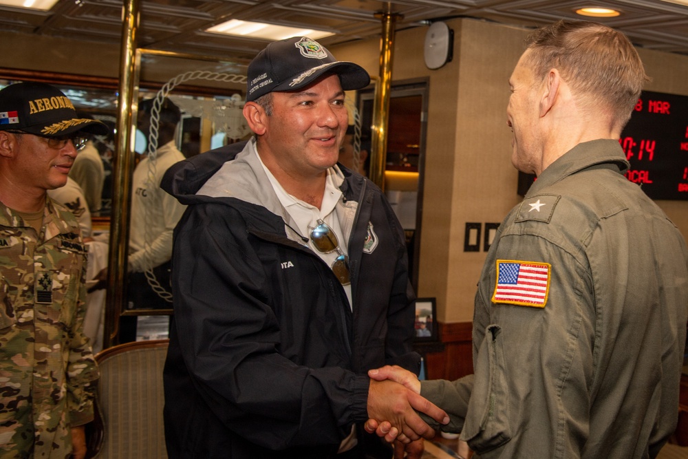 Nimitz Welcomes Panamanian Distinguished Visitors