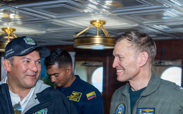 Nimitz Welcomes Panamanian Distinguished Visitors