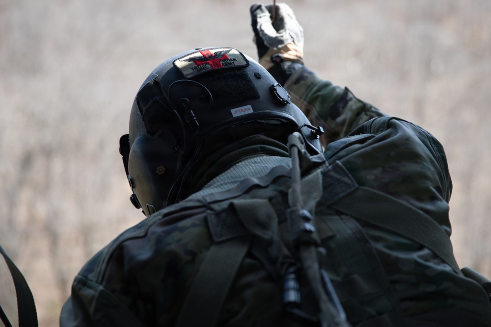 Wisconsin Army National Guard Conducts Hoist Training