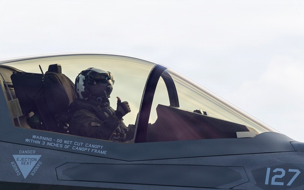 11th MEU Marines, Sailors Conduct Deck Landing Qualifications Aboard USS Boxer