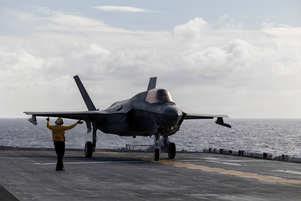 11th MEU Marines, Sailors Conduct Deck Landing Qualifications Aboard USS Boxer