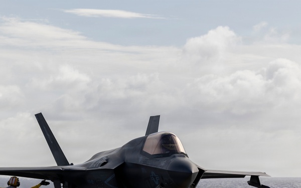 11th MEU Marines, Sailors Conduct Deck Landing Qualifications Aboard USS Boxer