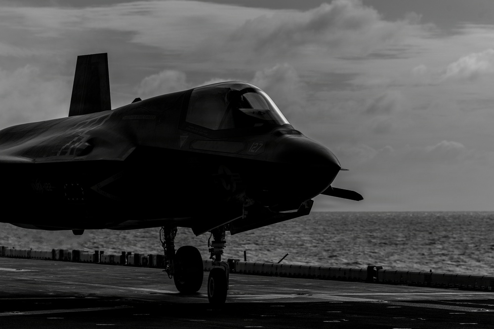 11th MEU Marines, Sailors Conduct Deck Landing Qualifications Aboard USS Boxer