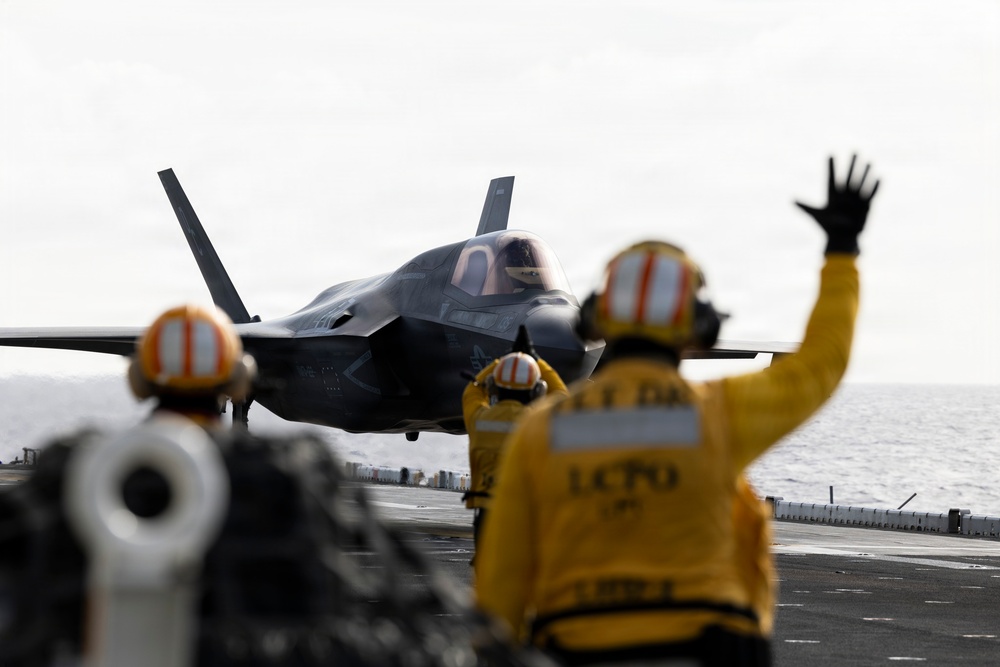 11th MEU Marines, Sailors Conduct Deck Landing Qualifications Aboard USS Boxer