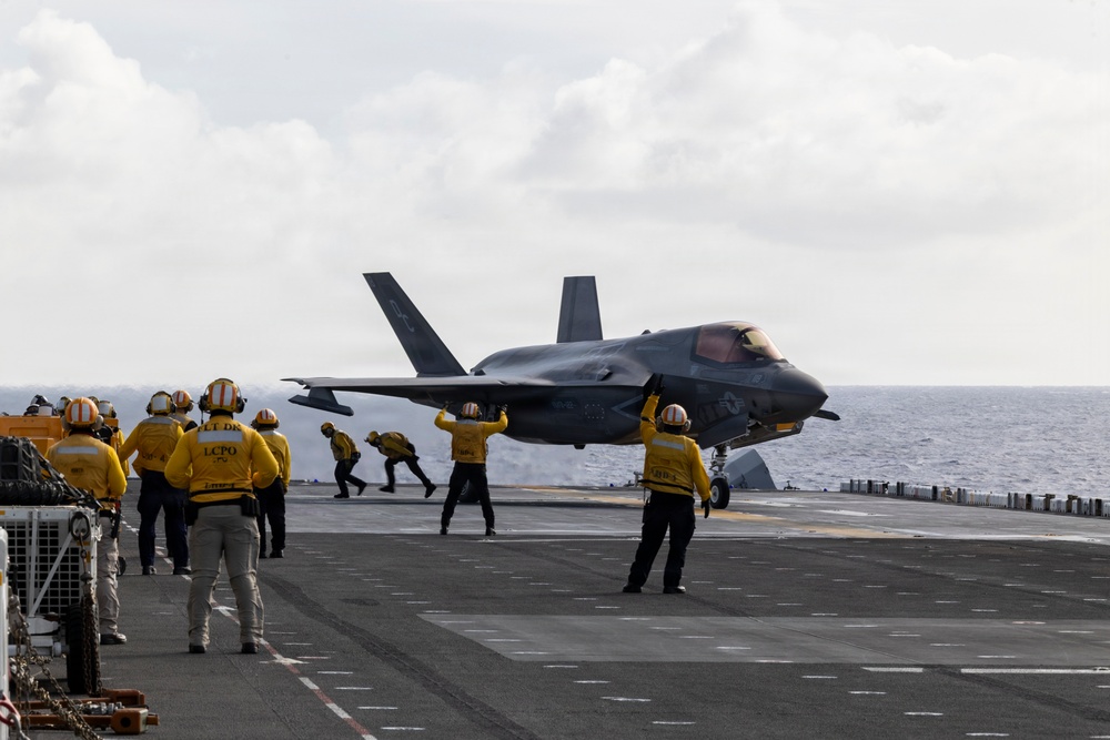 11th MEU Marines, Sailors Conduct Deck Landing Qualifications Aboard USS Boxer