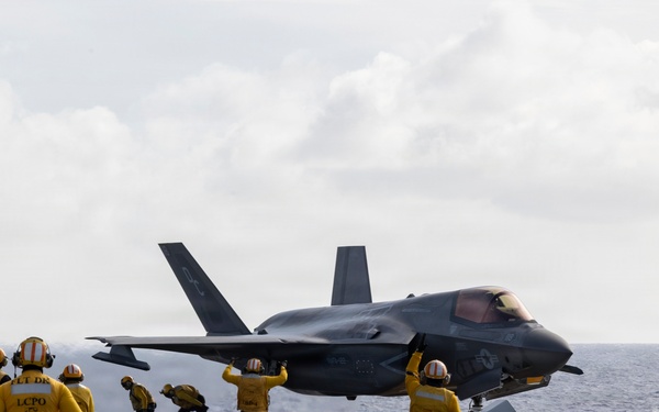11th MEU Marines, Sailors Conduct Deck Landing Qualifications Aboard USS Boxer