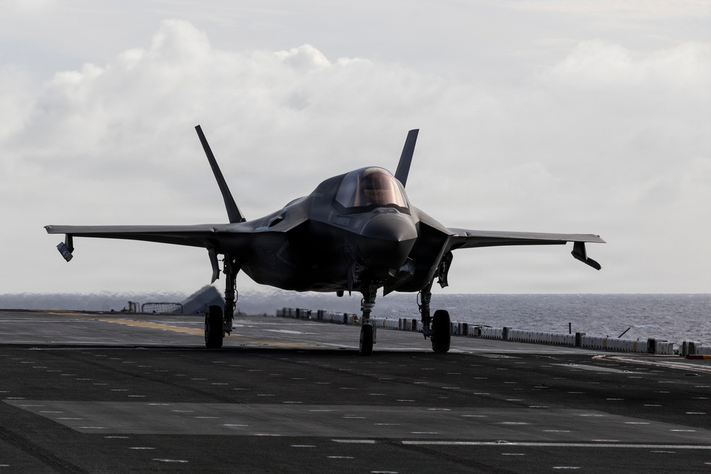 11th MEU Marines, Sailors Conduct Deck Landing Qualifications Aboard USS Boxer