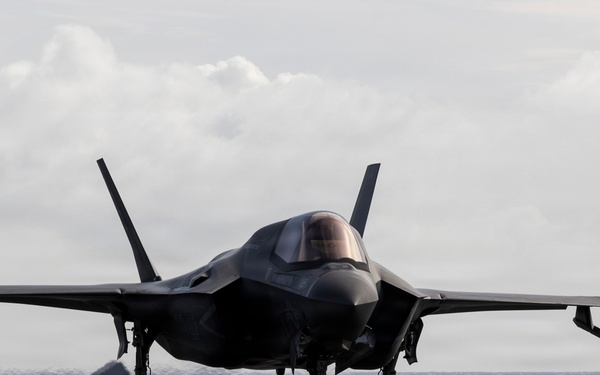 11th MEU Marines, Sailors Conduct Deck Landing Qualifications Aboard USS Boxer