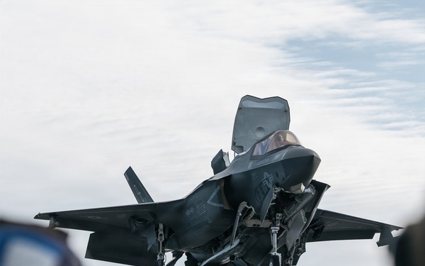 11th MEU Marines, Sailors Conduct Deck Landing Qualifications Aboard USS Boxer