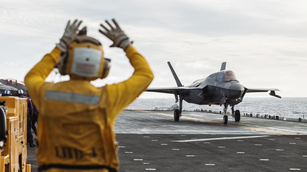 11th MEU Marines, Sailors Conduct Deck Landing Qualifications Aboard USS Boxer