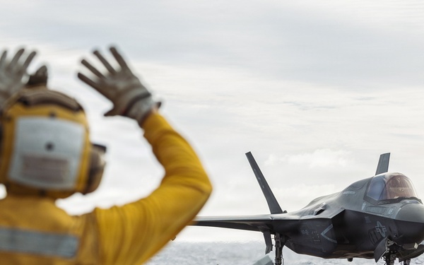 11th MEU Marines, Sailors Conduct Deck Landing Qualifications Aboard USS Boxer