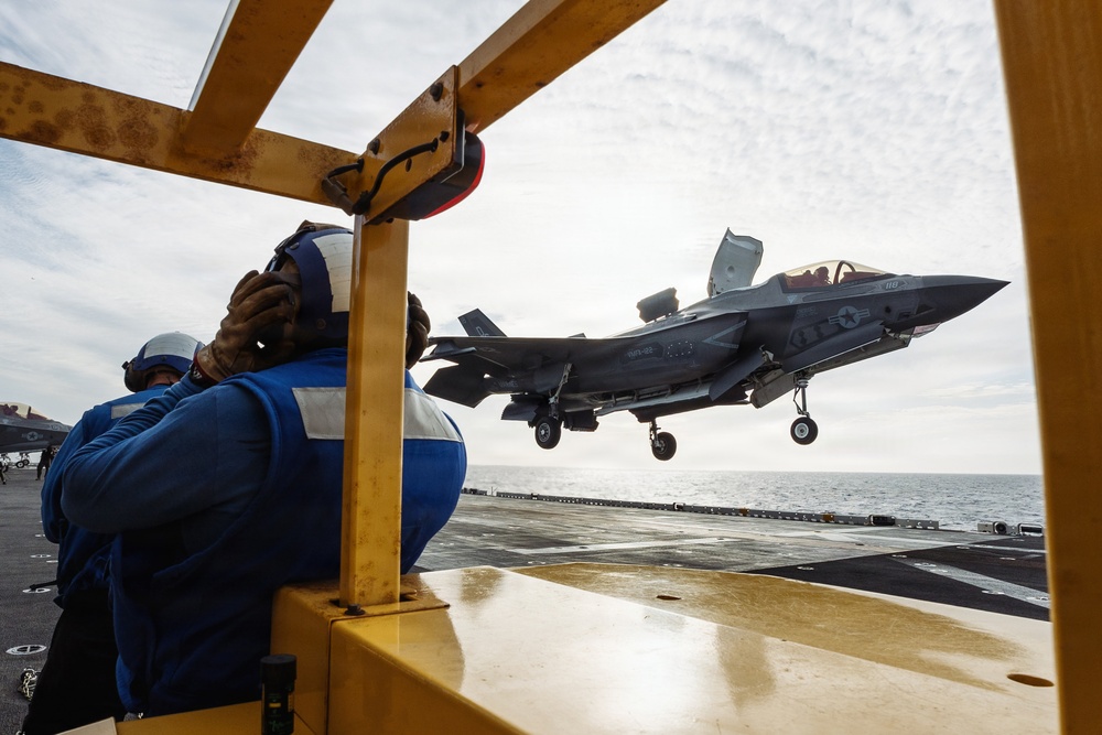 11th MEU Marines, Sailors Conduct Deck Landing Qualifications Aboard USS Boxer
