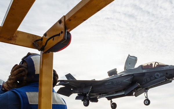 11th MEU Marines, Sailors Conduct Deck Landing Qualifications Aboard USS Boxer